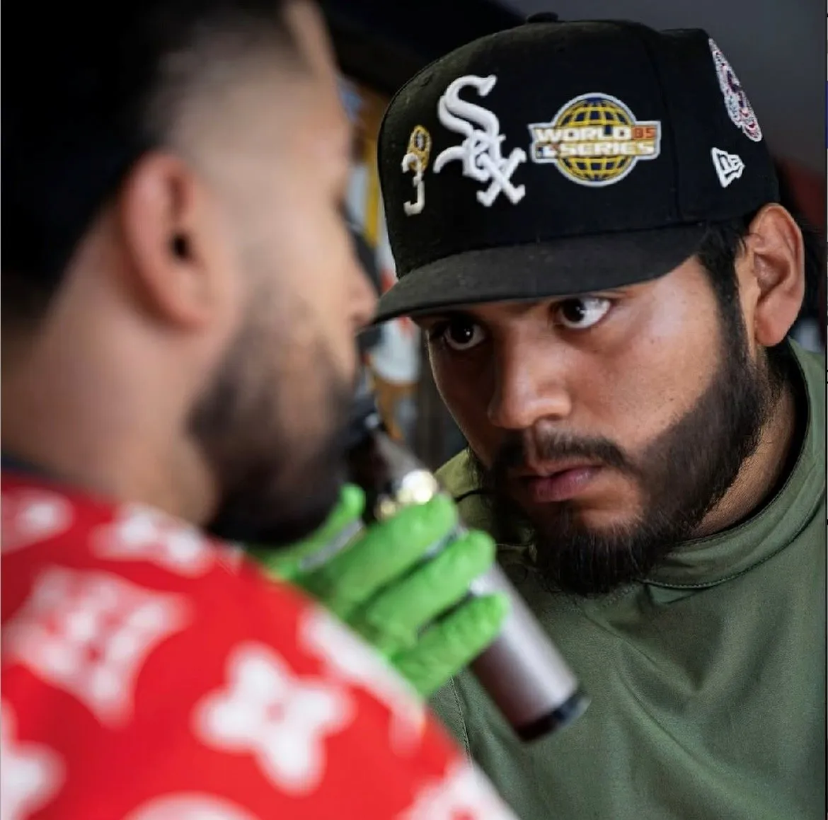 Andrés lining up a client's beard